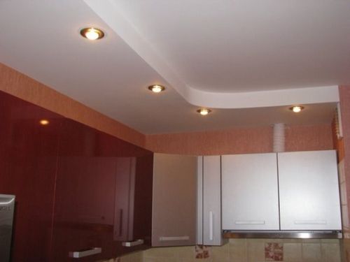 Потолок из гипсокартона в хрущевке на кухне