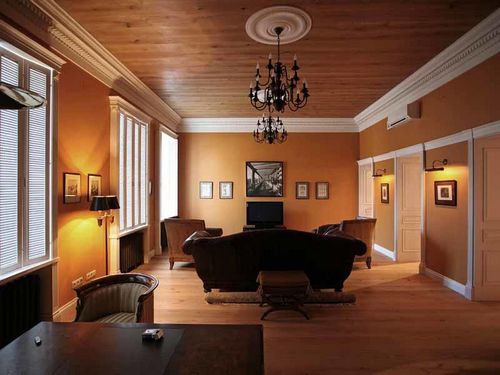 Потолок из вагонки: фото в интерьере, белая отделка с балками, фото в деревянном доме, вид Штиль в спальне