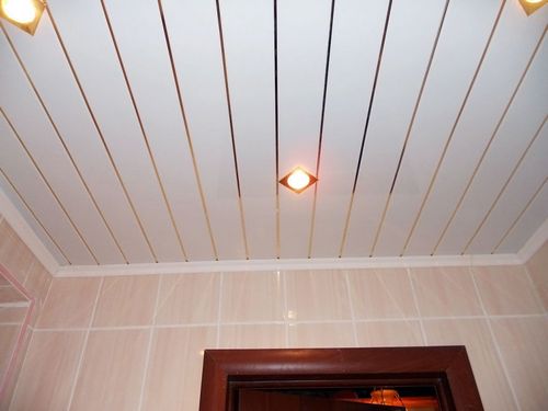 Реечный потолок в ванной комнате: варианты дизайна и установка
