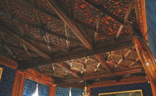 Резные деревянные потолки - варианты и особенности