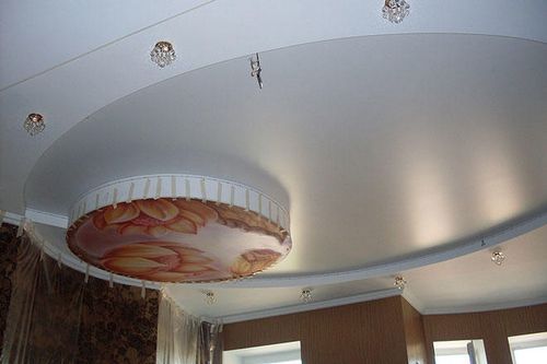Сатиновый потолок: фото, какой лучше, матовый и глянцевый, отзывы об интерьере, чем отличаются белые