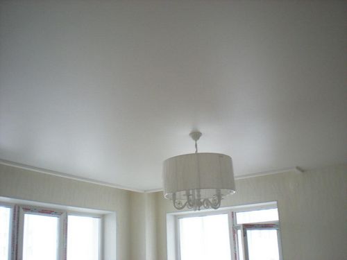 Сатиновый потолок: фото, какой лучше, матовый и глянцевый, отзывы об интерьере, чем отличаются белые