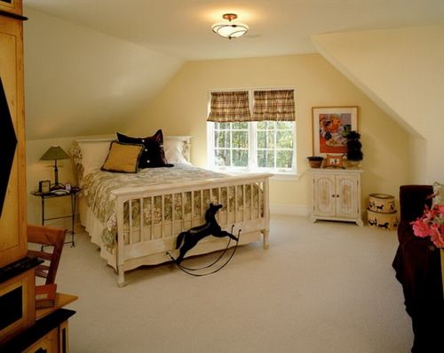 Спальня со скошенным потолком - как оформить?