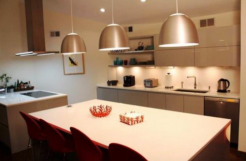 Светильники на кухню подвесные над столом: точечные, навесные, как расположить, разместить подвесы, фото, видео