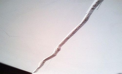 Трещины на потолке из гипсокартона - причины появления и ремонт