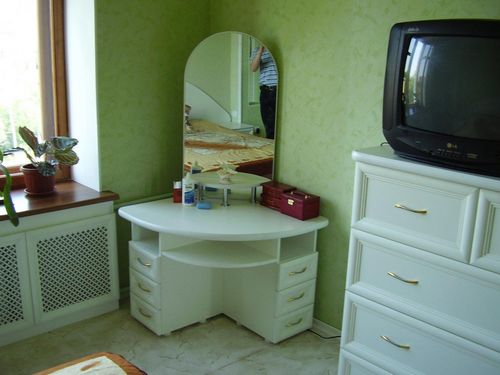 Туалетные столики с зеркалом для спальни: фото углового, Икеа