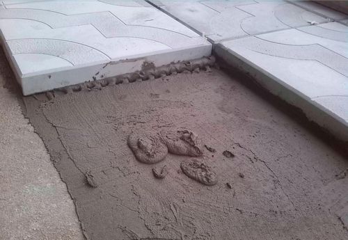 Укладка тротуарной плитки на бетонное основание: технология как положить бетон, для плитняка клей, видео класть