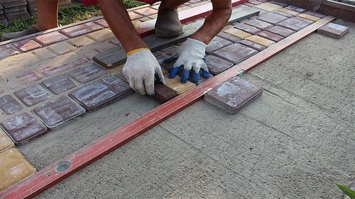 Укладка тротуарной плитки на бетонное основание: технология как положить бетон, для плитняка клей, видео класть
