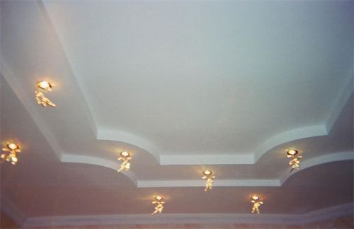 Устройство подвесных потолков, как определить минимальную высоту конструкции, на сколько опускается основная поверхность, подробное фото и видео