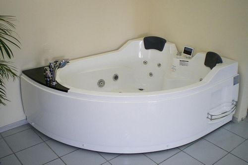 Ванна для двоих: двухместная гидромассажная джакузи, фото романтической угловой, акриловой размеры для человека