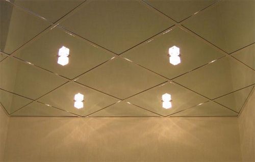 Зеркальные панели на потолок: виды, способы установки, фото