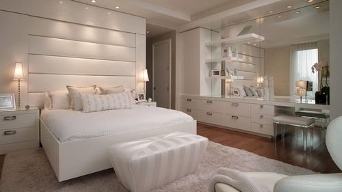 Зеркало в спальне: напротив кровати, фото большого, мебель в интерьере, на стену хорошо или плохо, напольные недорого