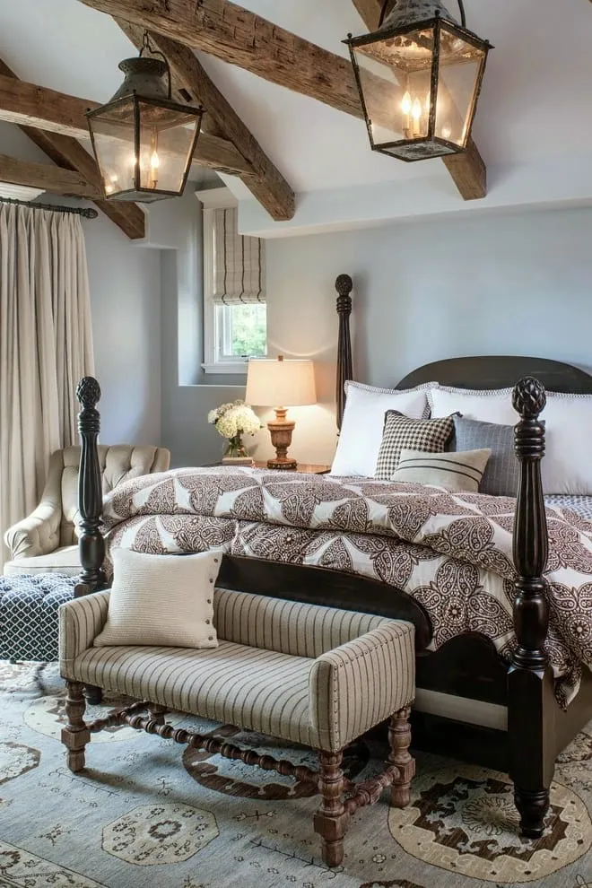 Декоративные деревянные балки на потолке - являются наиболее приемлемым вариантом в оформлении спальни в стиле кантри