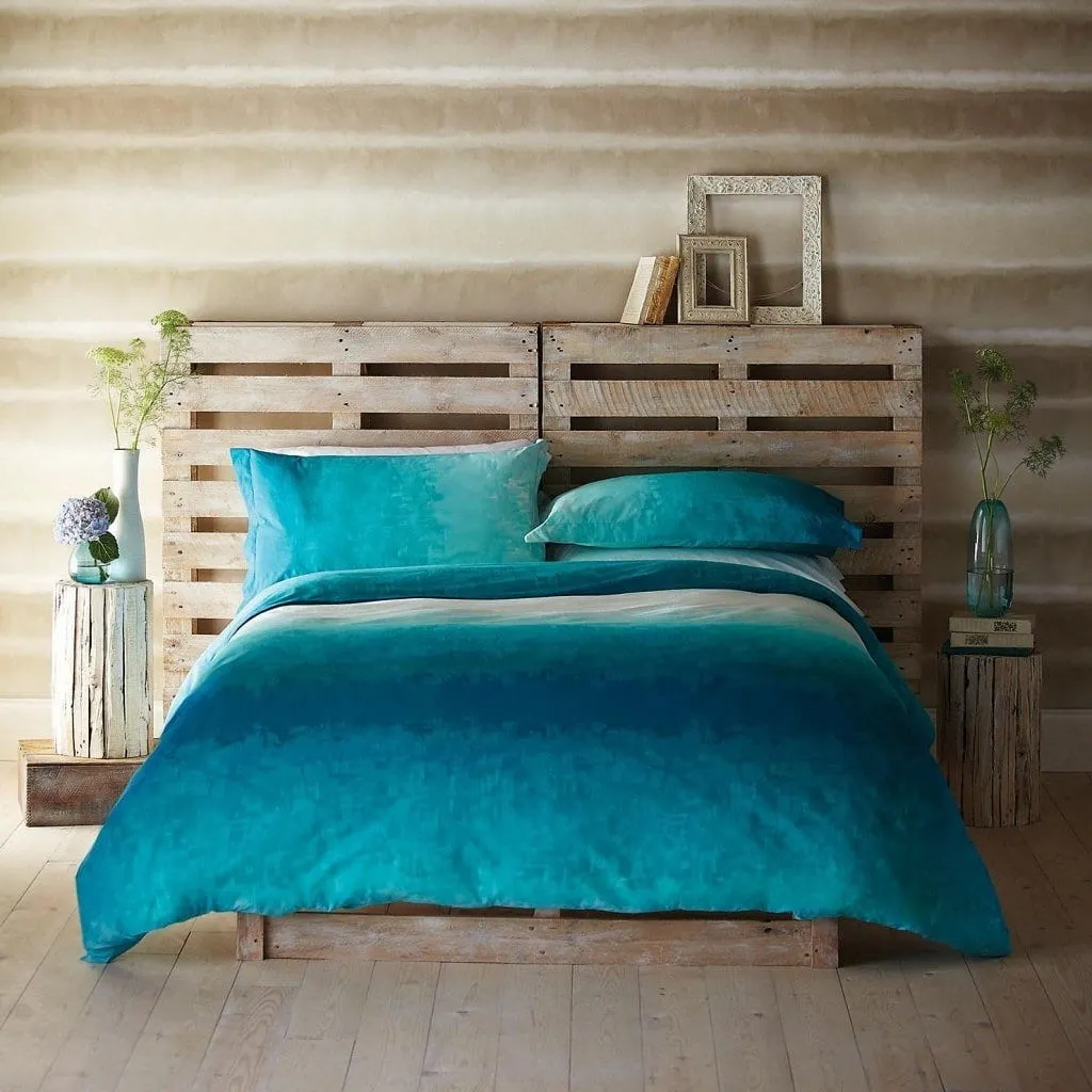 Кровать изготовленная из деревянных поддонов - отличный вариант для тех, кто хочет быть еще на шаг ближе к природе