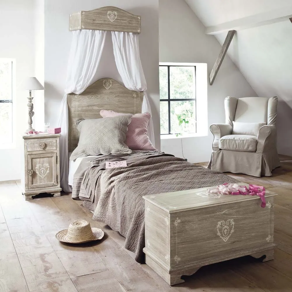 Интерьер спальни с кроватью имеющей балдахин всегда выглядит уютно и романтично