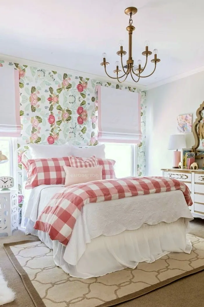 Для спальни, обустроенной в стиле винтаж, отлично подойдут римские шторы из плотной или полупрозрачной ткани