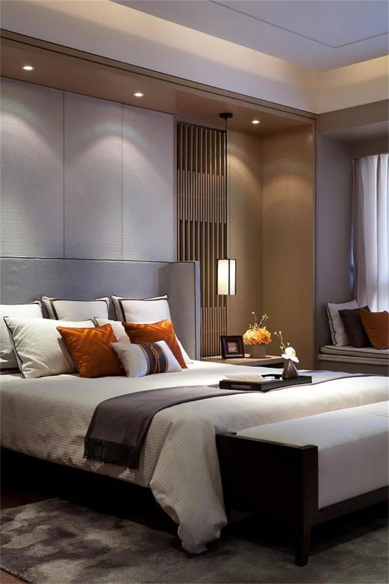 Стильный интерьер спальни с безупречным вкусом, объединивший в себе удивительное сочетание светлых и коричневых оттенков