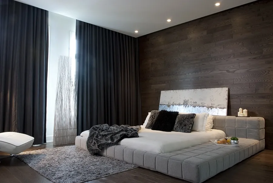 Ламинатная доска на стене со своей гладкой поверхностью и ненавязчивым блеском будет прекрасно гармонировать с просторным интерьером спальни в стиле Ар-деко