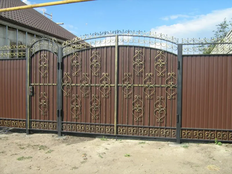 Ворота с элементами ковки