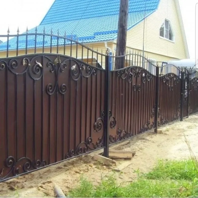 Кованый забор с металлопрофилем