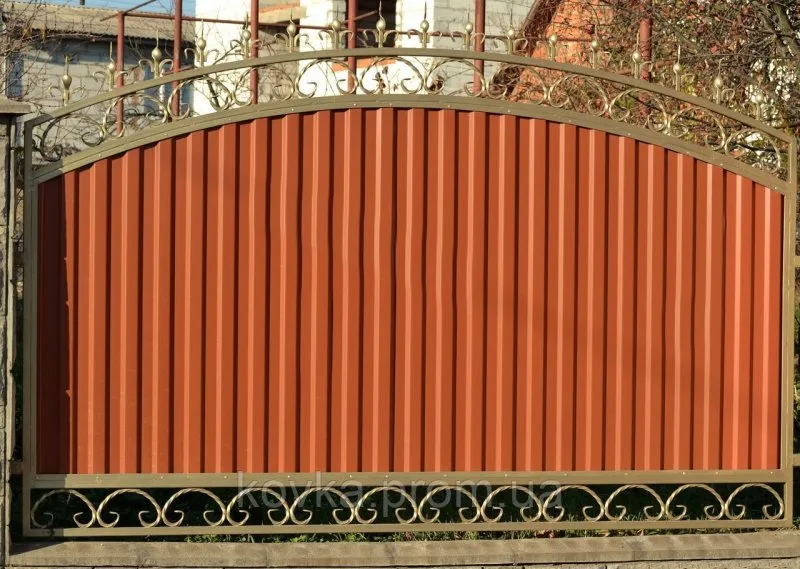 Забор из профнастила с элементами ковки