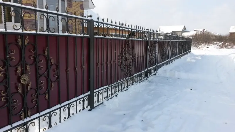 Забор из профнастила с ковкой