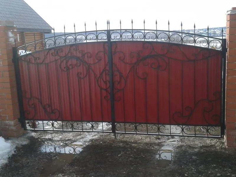Кованый забор и ворота из профнастила
