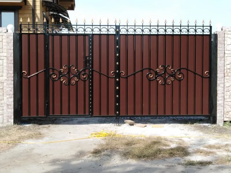 Ворота металлопрофиль с калиткой внутри