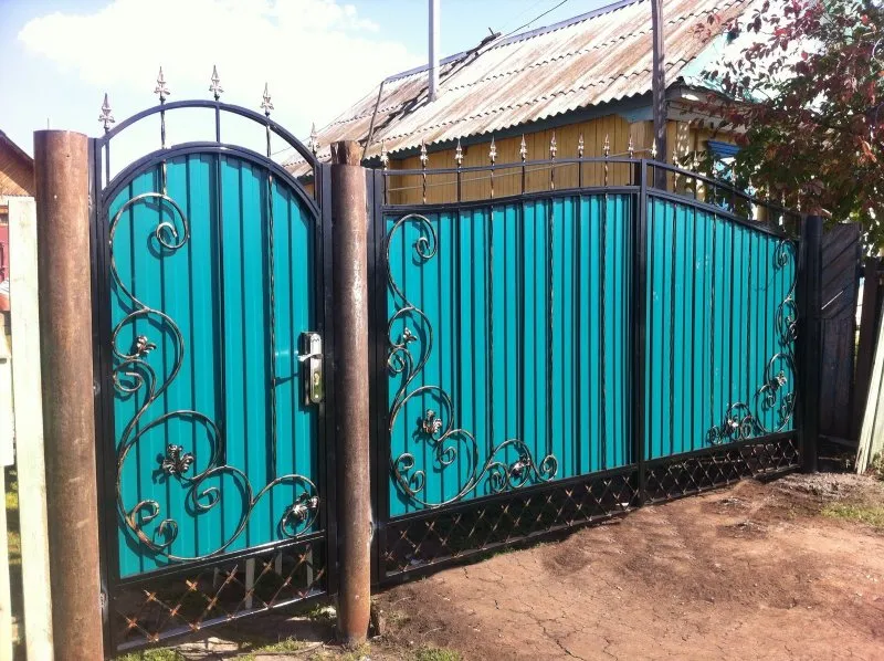 Ворота кованые с калиткой из профнастила