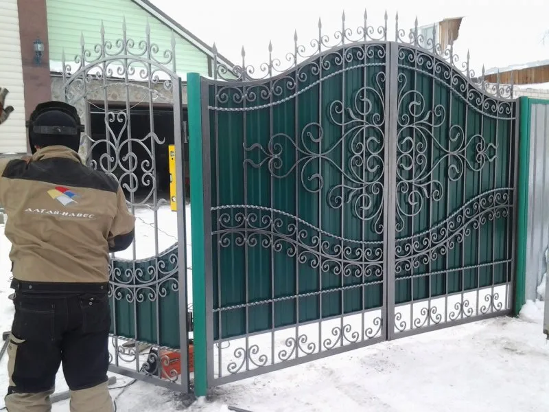 Кованый забор с воротами