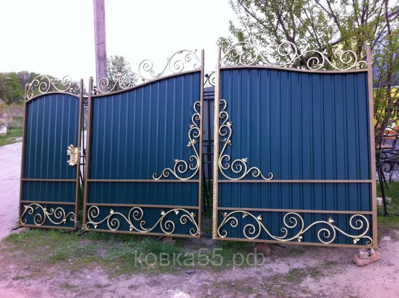 Синие ворота из профнастила с ковкой