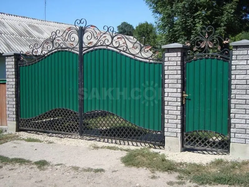 Ворота и забор из профнастила с ковкой