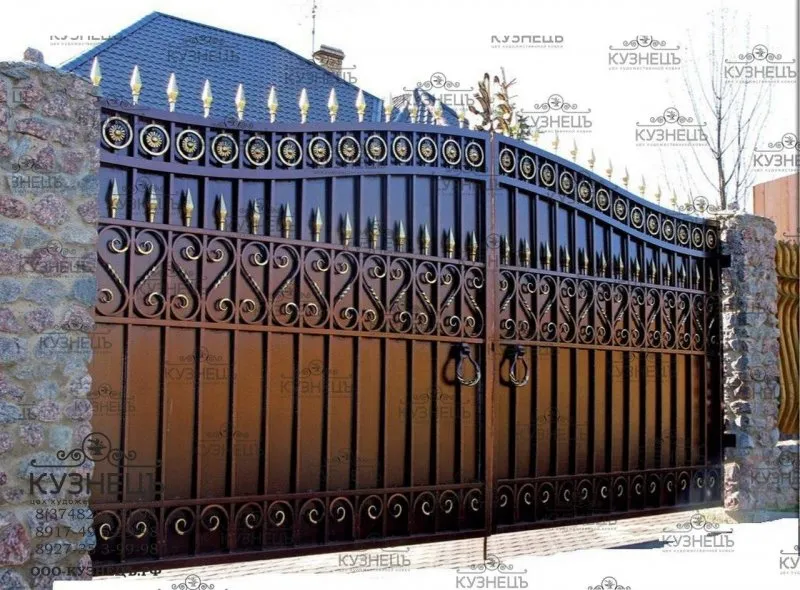 Забор с кованными элементами из евроштакетника коваными