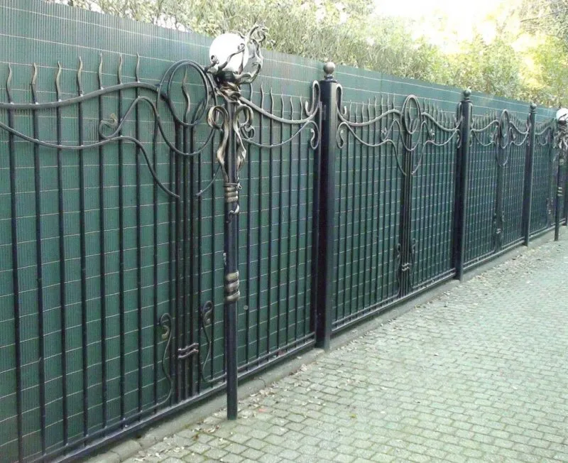 Забор комбинированный из профнастила и ковки
