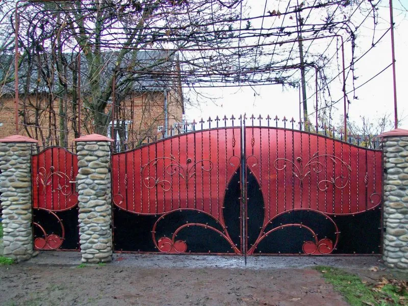 Красный забор с воротами