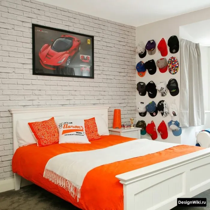 Сочетание белого и оранжевого в комнате подростка