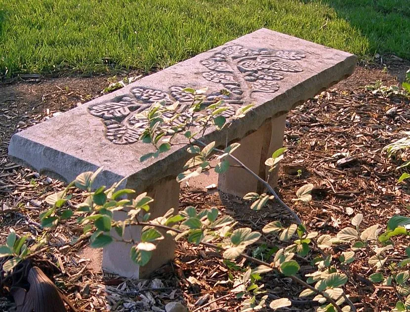 Каменная скамейка с орнаментом