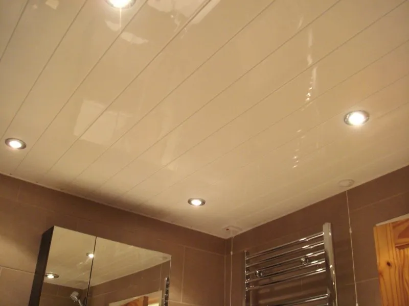 Пластиковый потолок в ванной (125 фото): рекомендации по выбору дизайна панелей и освещения с советами по монтажу