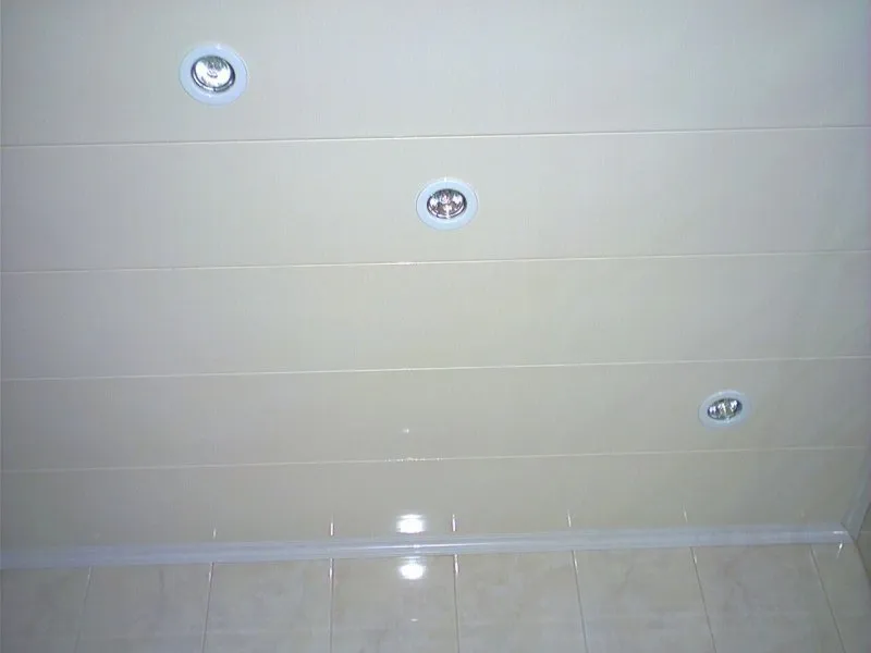 Пластиковый потолок в ванной (125 фото): рекомендации по выбору дизайна панелей и освещения с советами по монтажу