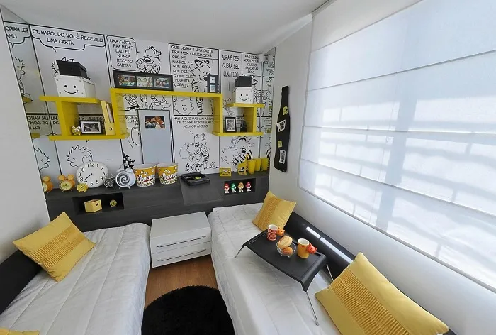 Интересный и яркий интерьер в черно-белом с желтым цветом создан специально для креативных людей.
