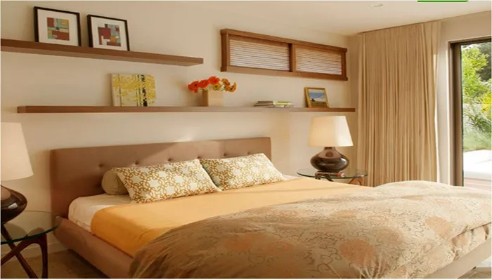 Интерьер спальни в кофейном цвете с элементами сливочного, преображен при помощи интересной настенной полки.