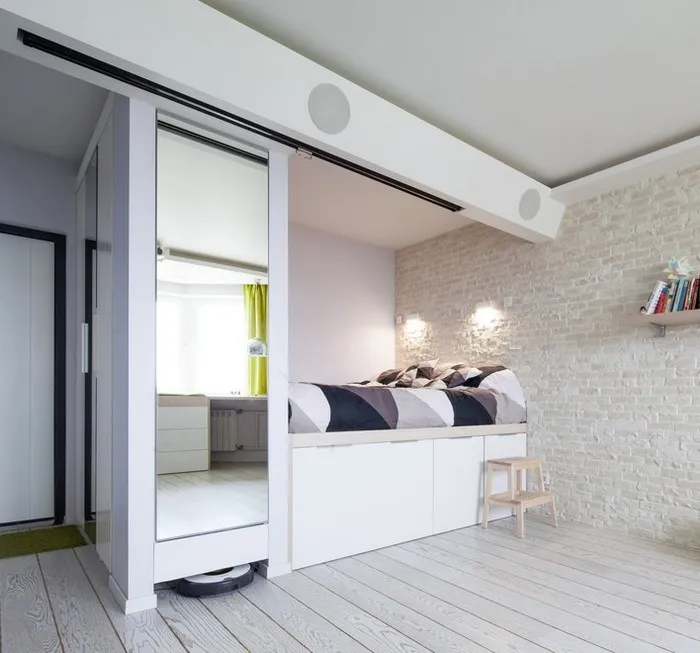 лайфхаки для маленьких квартир: кровать на подиуме