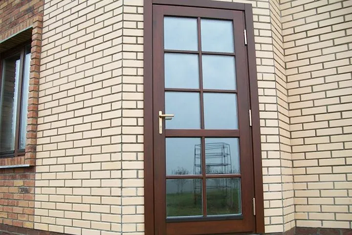 Деревянная входная дверь со стеклопакетом и декоративной раскладкой