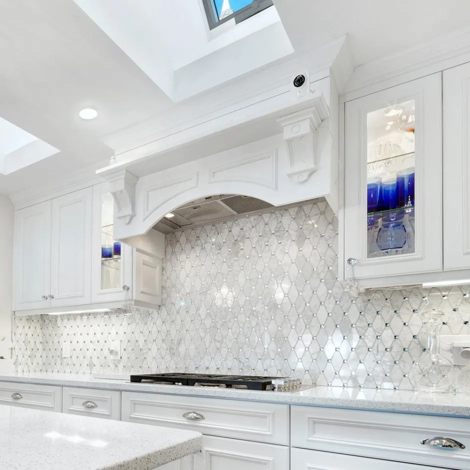 Белая мозаика на кухне