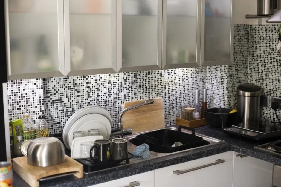 Белая мозаика на фартук кухни