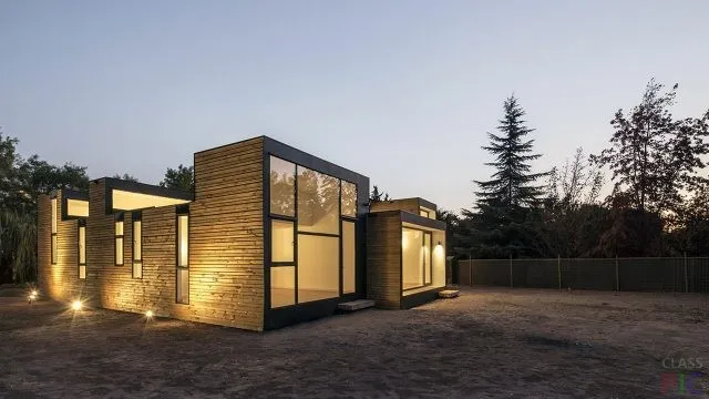 Загородный модульный дом с вечерним освещением