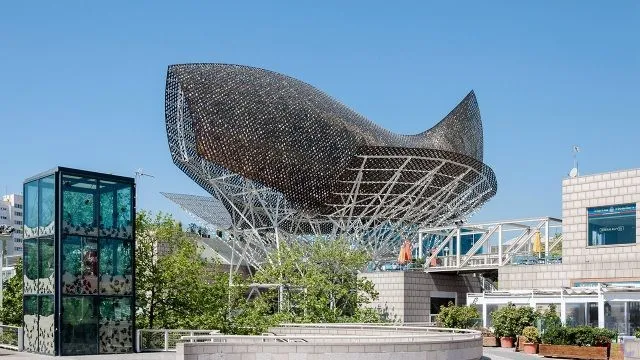 Здание Плывущая рыба в Барселоне