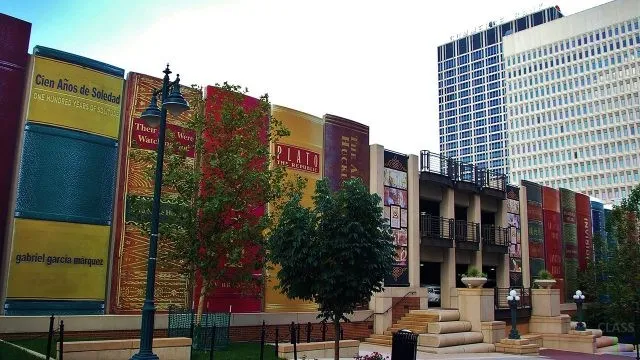 Фасад библиотеки в Канзас-сити