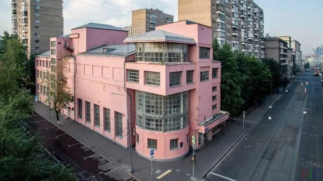 Угловое здание в стиле конструктивизм в Москве