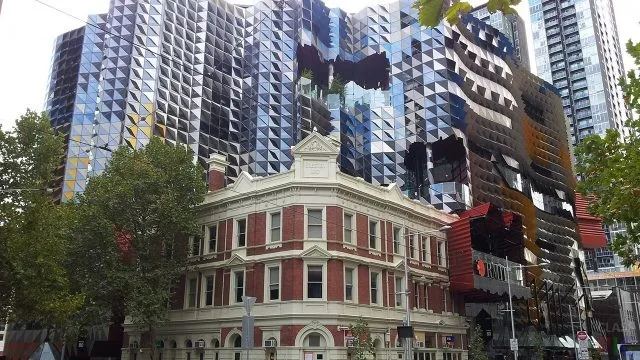 Старое здание, встроенное в новый бизнес-центр в Мельбурне